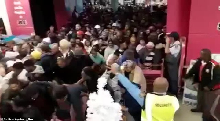 Dòng người đổ xô tới các cửa hiệu thuộc trung tâm thương mại Baywest, Port Elizabeth ở Nam Phi nhằm tìm kiếm những món hàng ưng ý. (Ảnh: Twitter)