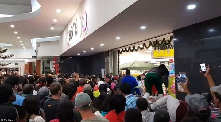 Tình trạng trở nên khá hỗn loạn tại một cửa hiệu ở Nam Phi (Ảnh: Twitter)