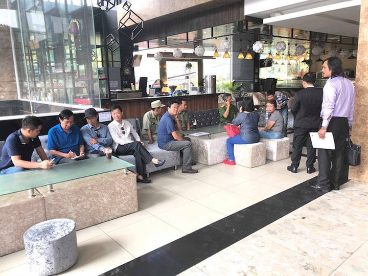 Không chỉ khách hàng, nhiều ngân hàng ở TPHCM cũng trở thành nạn nhân khi một căn hộ ở đây được nhiều người thế chấp để vay tiền, nay không biết thu hồi cách nào?!