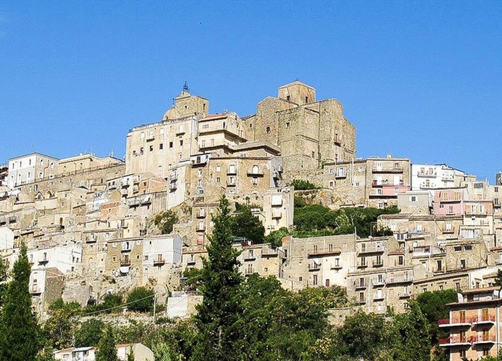 Thị trấn rao bán nhà chỉ 28 nghìn đồng, tặng kèm tiền khủng cho ai đến ở - 7