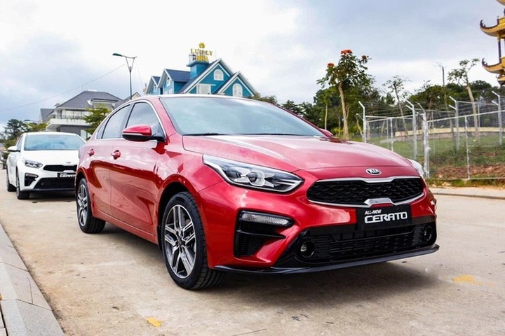 Thị trường ế ẩm, khách Việt mua ô tô tháng này được khuyến mại gì? - 2