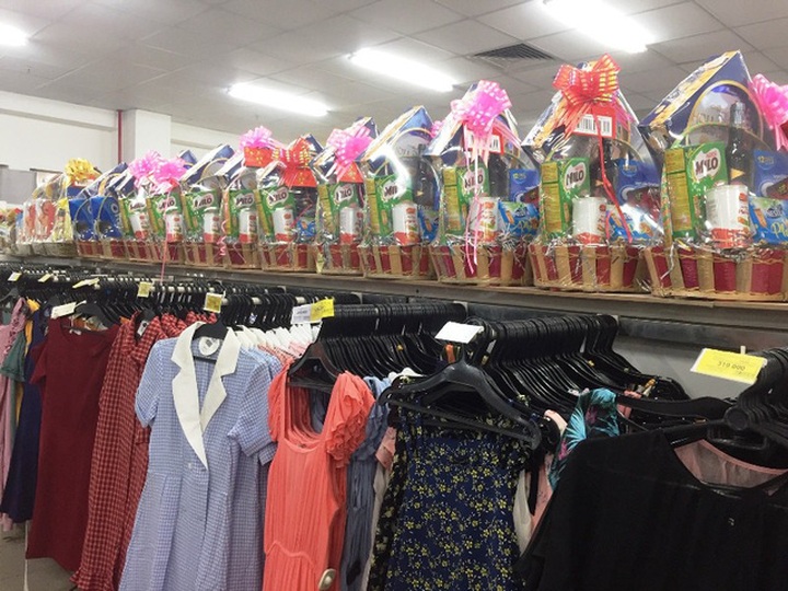 
Giỏ quà Tết được trưng bày trong khu vực bán quần áo
