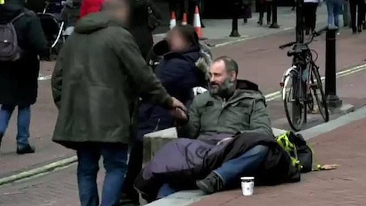 Người qua đường cho ông Ed khoảng 100 - 200 bảng Anh mỗi ngày.