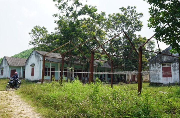 Dãy nhà của Xí nghiệp đá quý khoáng sản Nghệ An đang dần trở nên hoang tàn khi giấy phép khai thác hết hạn, chưa thể gia hạn từ 6 năm nay.