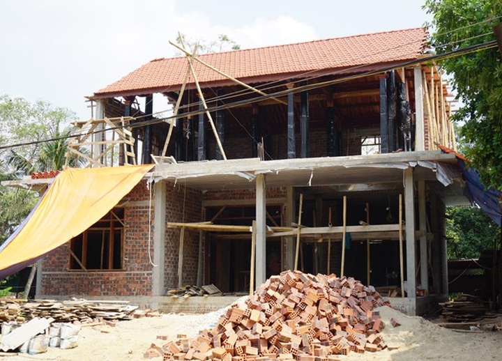 Những ngôi nhà khang trang xuất hiện ngày càng nhiều hai bên Quốc lộ 48, đoạn qua bản Khoang - nơi đã từng là thủ phủ đá đỏ Quỳ Châu.