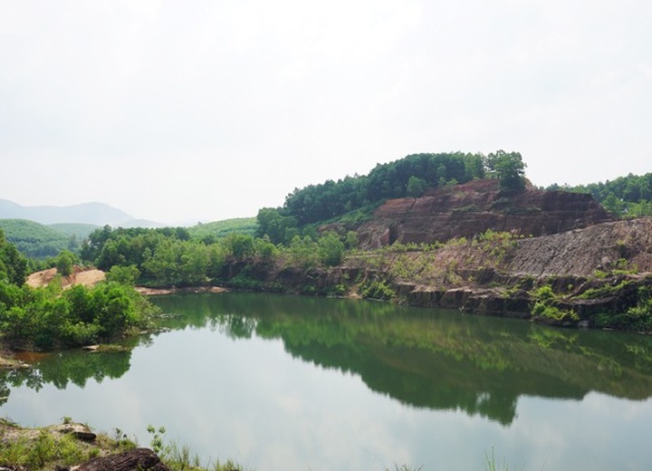 Dấu tích còn lại của thủ phủ đá đỏ là những hố đào sâu hoắm vẫn chưa thể hoàn lấp.