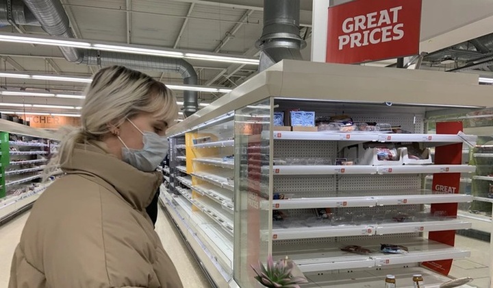 Thủ tướng Anh thừa nhận Covid-19 lan nhanh ở London, dân đổ xô tích trữ - 2