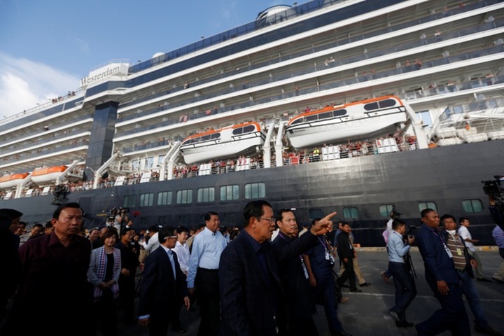 Thủ tướng Campuchia cầm hoa ra đón du thuyền bị các nước “hắt hủi” - 12