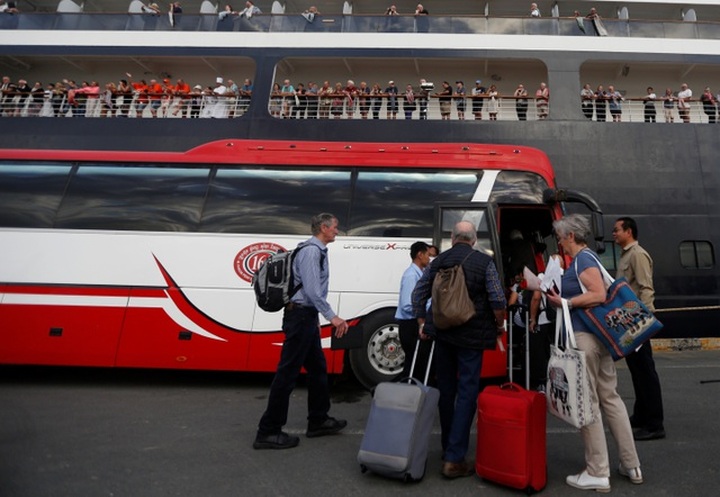 Thủ tướng Campuchia cầm hoa ra đón du thuyền bị các nước “hắt hủi” - 15