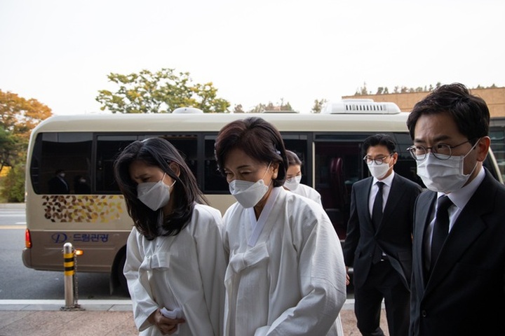 Thừa kế 7 tỷ USD, vợ của cố Chủ tịch Samsung là phụ nữ giàu nhất Hàn Quốc - 1