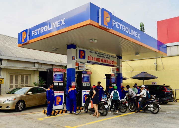 Thuế môi trường tăng lên kịch trần từ 1/1: Lo thiếu xăng dầu dịp nghỉ lễ? - Ảnh 1.