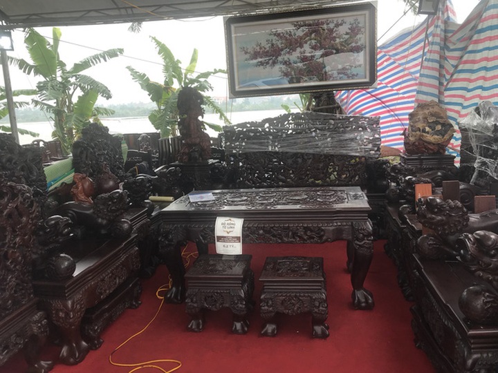 Bộ ghế thập thất long lớn ông Tới có giá 6,2 tỷ đồng