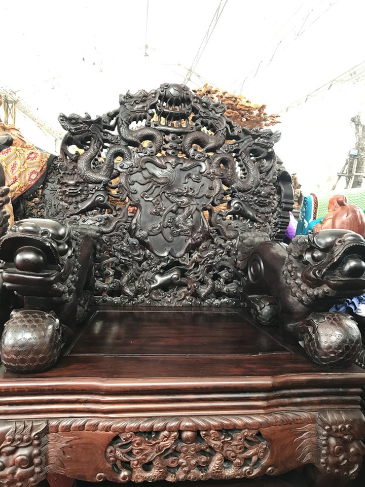 
Chiếc ghế rồng được đục vô cùng tinh xảo
