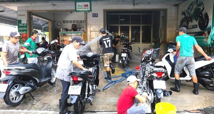 Tiệm rửa xe “hốt bạc dịp cận Tết, mỗi ngày “bỏ túi” 5 triệu đồng - 1