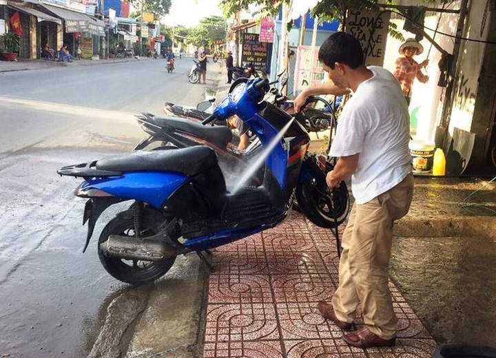 Tiệm rửa xe “hốt bạc dịp cận Tết, mỗi ngày “bỏ túi” 5 triệu đồng - 3