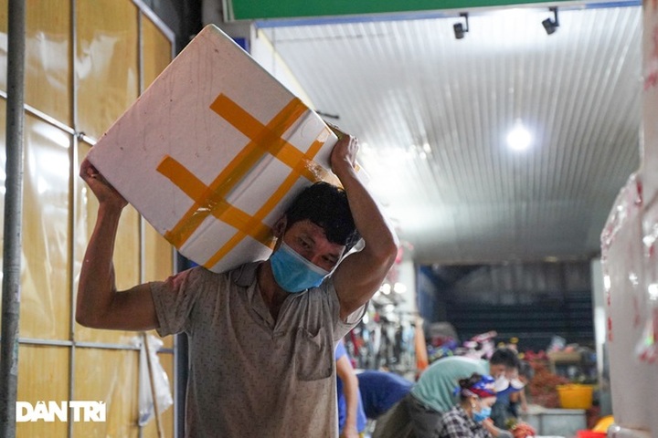 Tiền công 700 nghìn đồng/tấn, cửu vạn xuyên đêm bốc xếp vải thiều xuất khẩu - 6