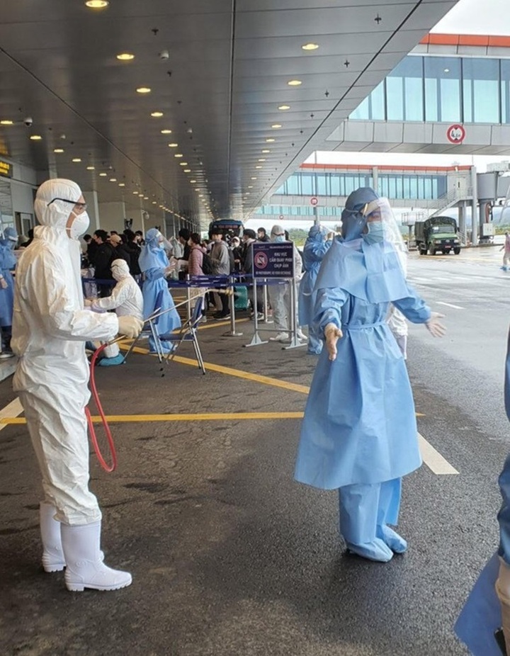 Tiếp viên hàng không trước chuyến bay quốc tế cuối cùng trong “bão dịch” - 3