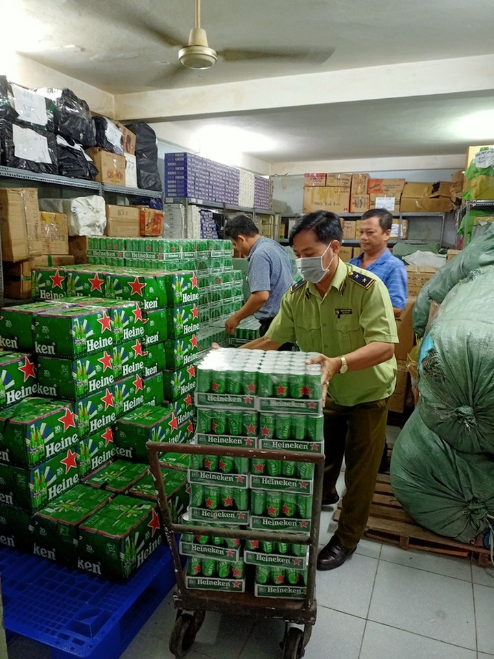 Tiêu huỷ hàng trăm thùng bia Heineken nhập lậu, không đạt chuẩn chất lượng - 1