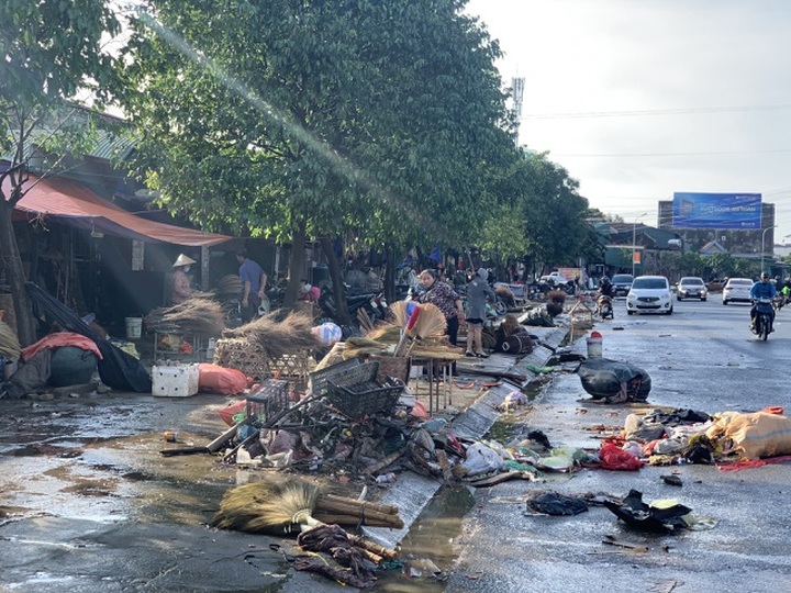 Tiểu thương bật khóc khi thấy hàng hoá biến thành rác sau lũ - 1