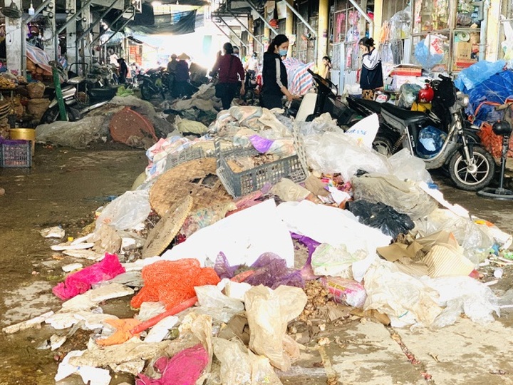 Tiểu thương bật khóc khi thấy hàng hoá biến thành rác sau lũ - 2