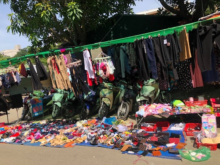 Tiểu thương bật khóc khi thấy hàng hoá biến thành rác sau lũ - 11