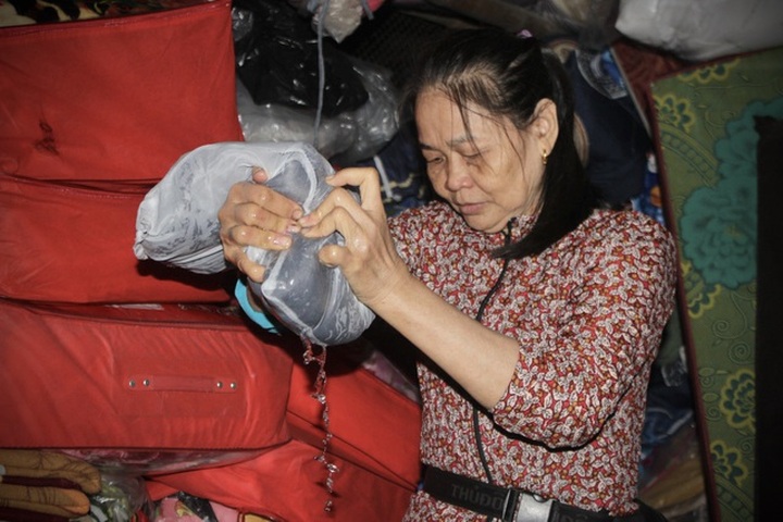 Tiểu thương bật khóc khi thấy hàng hoá biến thành rác sau lũ - 12