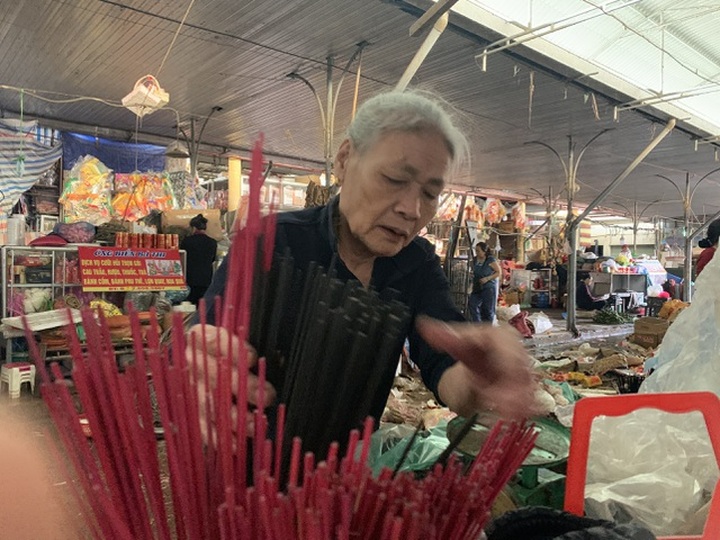 Tiểu thương bật khóc khi thấy hàng hoá biến thành rác sau lũ - 13