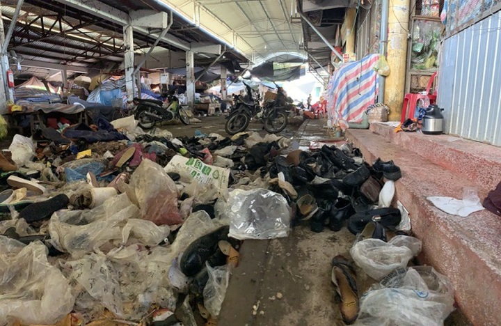 Tiểu thương bật khóc khi thấy hàng hoá biến thành rác sau lũ - 14