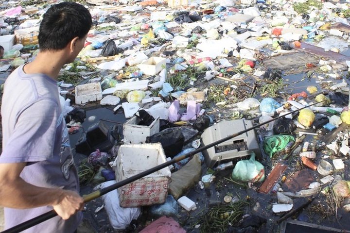 Tiểu thương bật khóc khi thấy hàng hoá biến thành rác sau lũ - 15