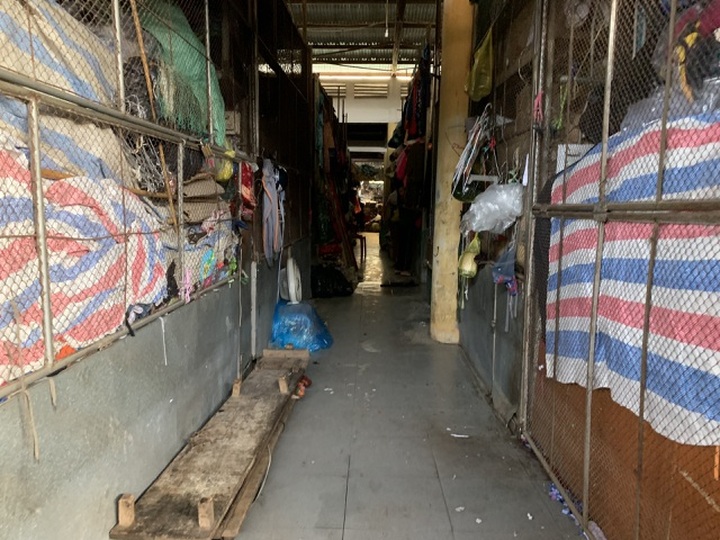 Tiểu thương bật khóc khi thấy hàng hoá biến thành rác sau lũ - 3