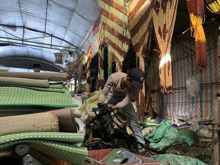 Tiểu thương bật khóc khi thấy hàng hoá biến thành rác sau lũ - 5