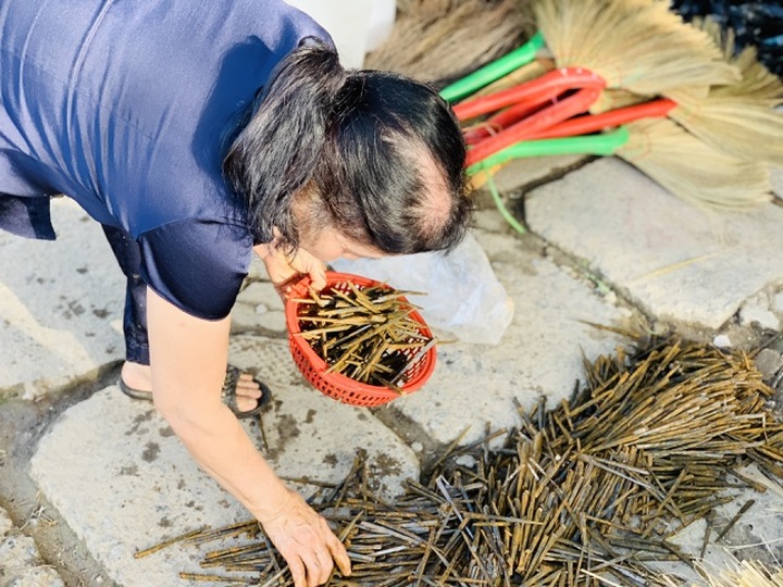 Tiểu thương bật khóc khi thấy hàng hoá biến thành rác sau lũ - 6