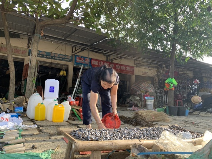 Tiểu thương bật khóc khi thấy hàng hoá biến thành rác sau lũ - 7