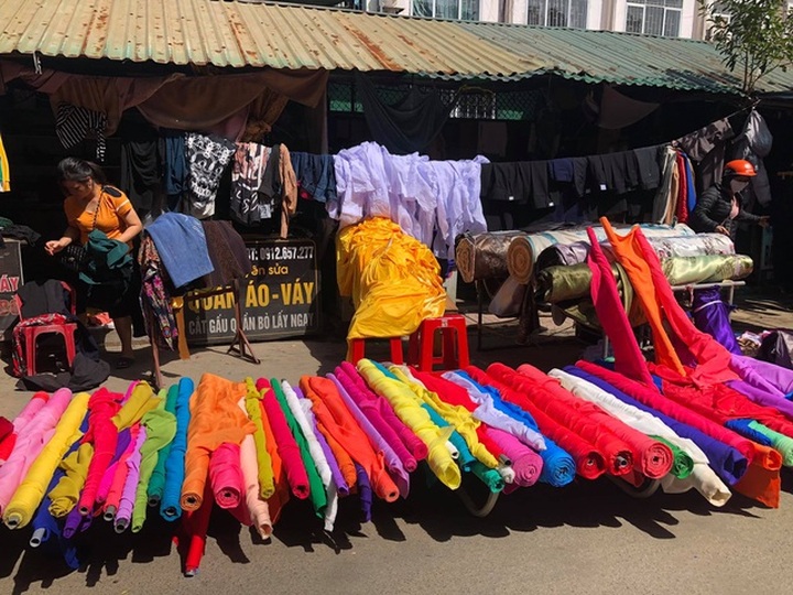 Tiểu thương bật khóc khi thấy hàng hoá biến thành rác sau lũ - 8