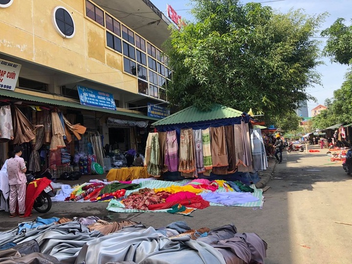 Tiểu thương bật khóc khi thấy hàng hoá biến thành rác sau lũ - 9