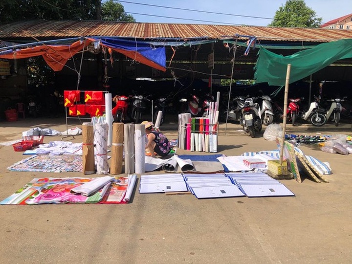 Tiểu thương bật khóc khi thấy hàng hoá biến thành rác sau lũ - 10