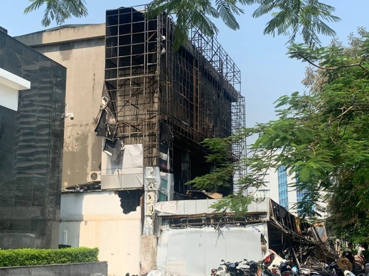 Toàn bộ siêu thị điện máy tan hoang sau vụ hỏa hoạn - 2