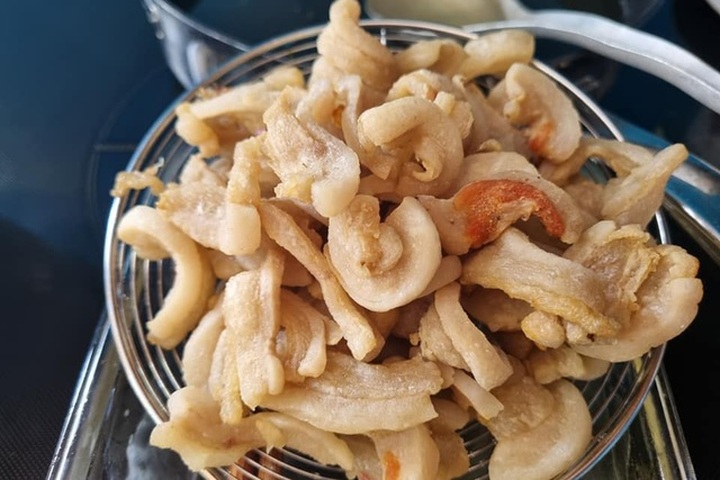 Tóp mỡ rán giòn nửa triệu đồng/kg, dân Hà Nội muốn ăn phải tranh mua mới có - 1