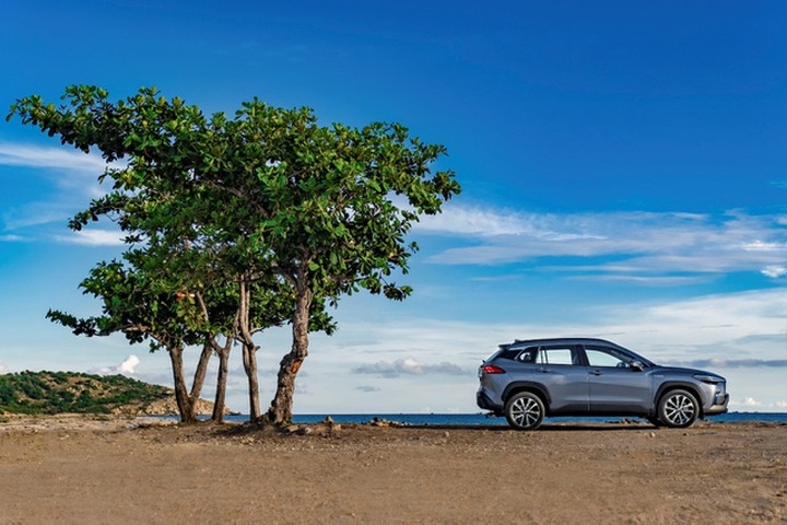 Toyota Corolla Cross 1.8 HV: Mẫu ô tô đưa xe hybrid tới gần hơn với người Việt - 2