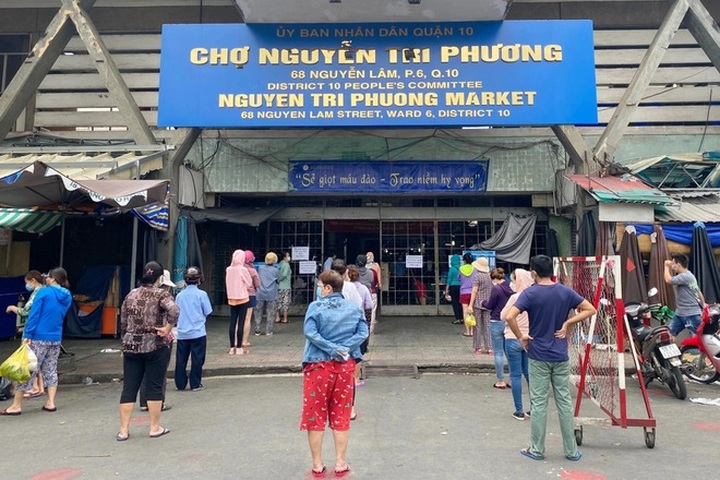 TPHCM: Cảnh xếp hàng dài ngoài siêu thị trong ngày có tin đồn thất thiệt - 10
