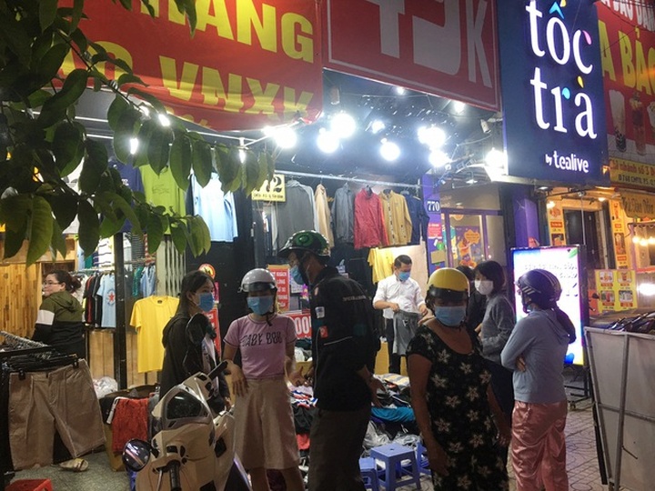 TPHCM đột ngột lạnh 20 độ C, giới kinh doanh hốt bạc buôn áo ấm - 2