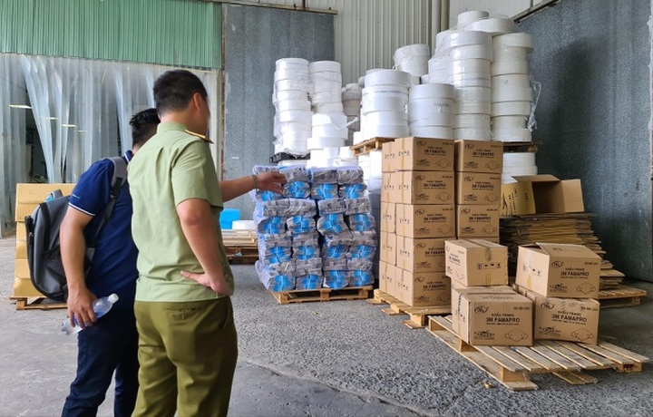 TPHCM: Đột nhập kho khẩu trang 3M giả thương hiệu Mỹ cực khủng - 1