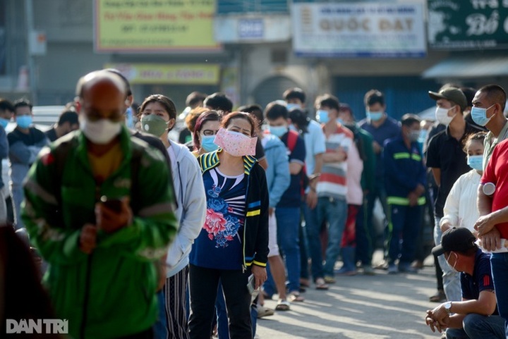 TPHCM: Giấy thông hành có giá trị 3 ngày, chờ làm đã mất một ngày - 1