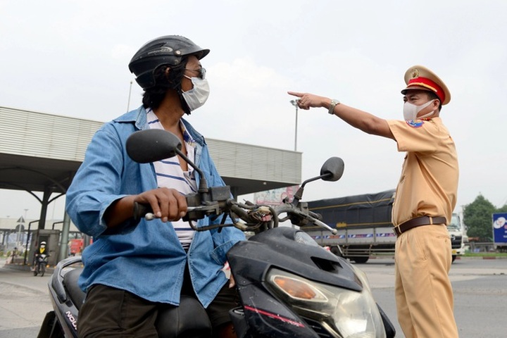 TPHCM: Giấy thông hành có giá trị 3 ngày, chờ làm đã mất một ngày - 2