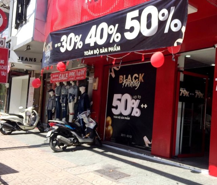 TPHCM: Người dân không mặn mà với Black Friday, dân buôn cũng héo sầu - 2