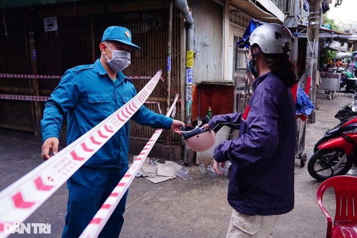TPHCM tăng giãn cách, người ở khu phong tỏa chỉ đi chợ 2 lần/tuần - 1