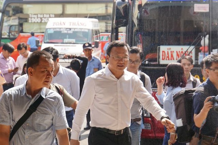 ong khuat viet hung kiem tra ben xe mien dong.JPG