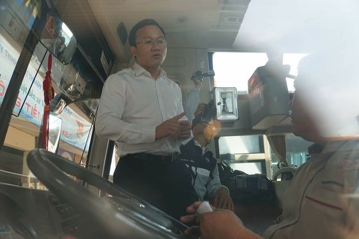 phuc vu tet tai ben xe mien dong.JPG