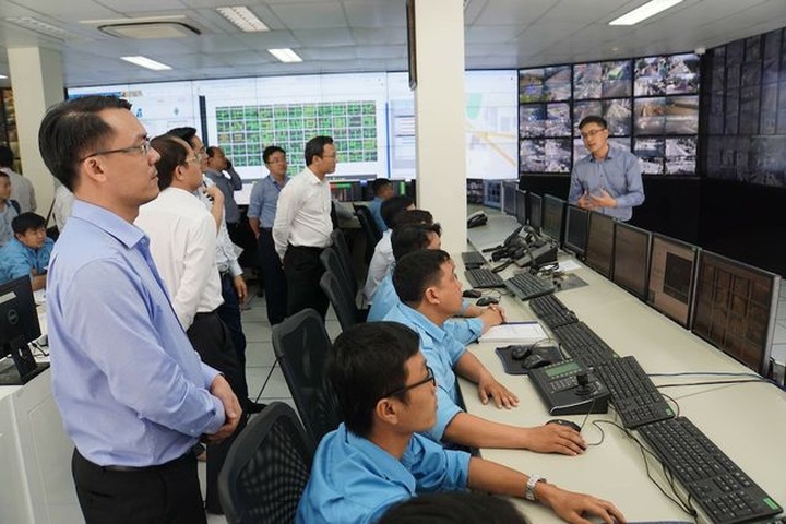 ong khuat viet hung tham trung tam giao thong.JPG