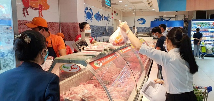 TPHCM: Xuất hiện việc gom hàng giá rẻ trong siêu thị ra ngoài bán kiếm lời - 1